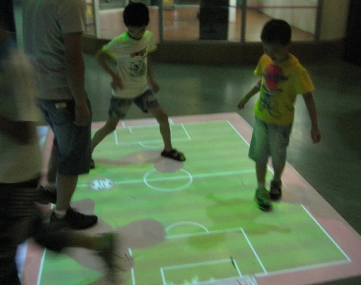 科普教育和小朋友们玩虚拟足球.jpg